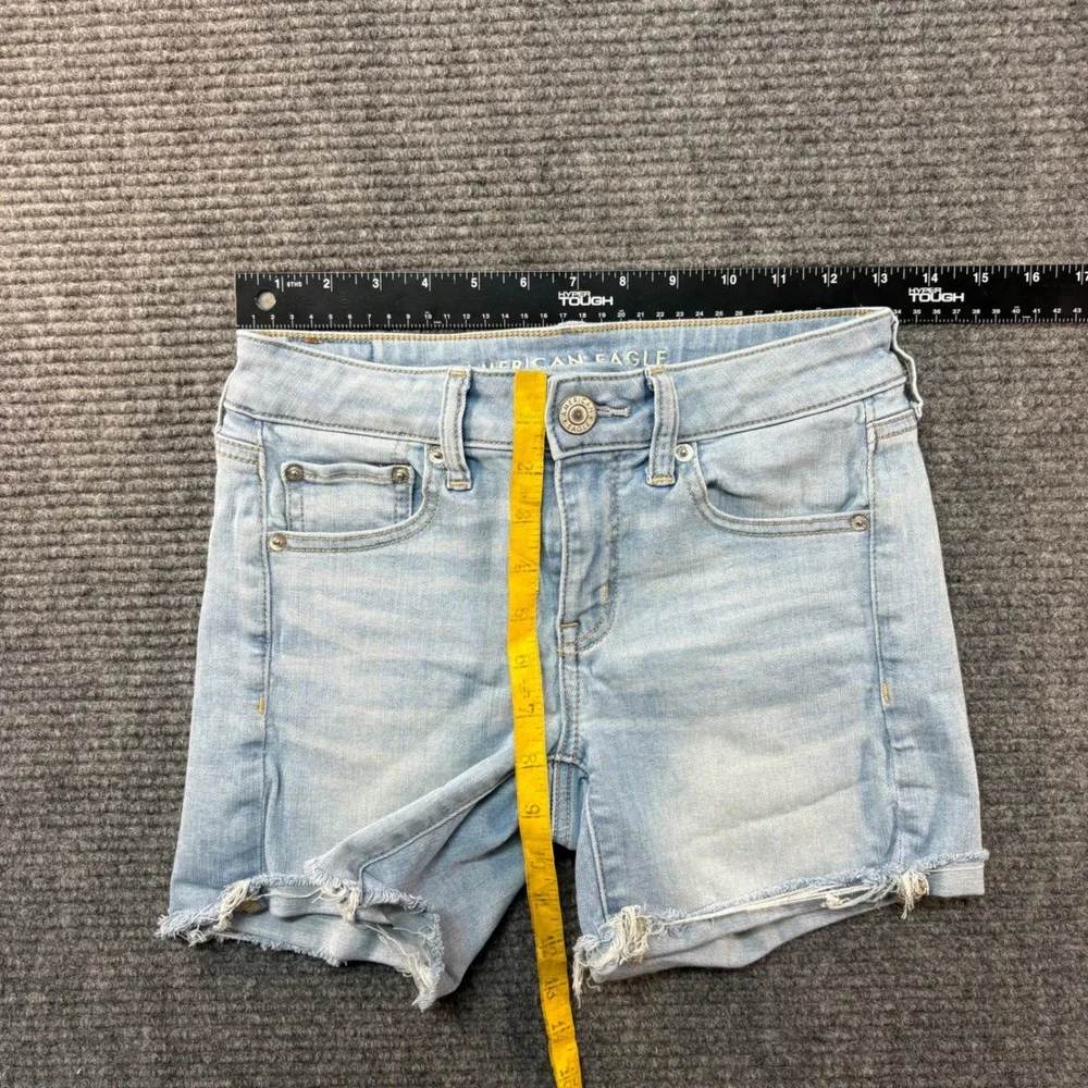 American Eagle Women 2 Midi Denim Shorts Light Wash Next Level Stretch Raw Hem
